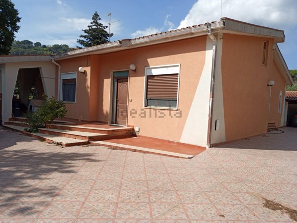 casa indipendente in vendita a Piazza Armerina in zona Azzolina