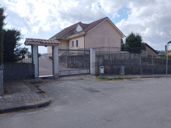 casa indipendente in vendita a Piazza Armerina in zona Azzolina