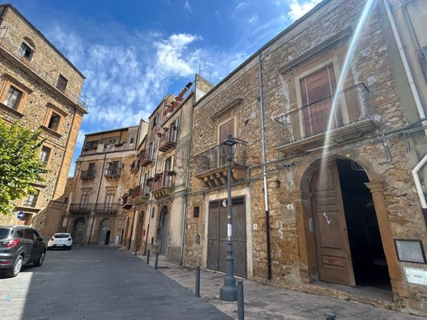 appartamento in vendita a Piazza Armerina in zona Azzolina