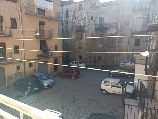 pentavano in vendita a Piazza Armerina in zona Azzolina