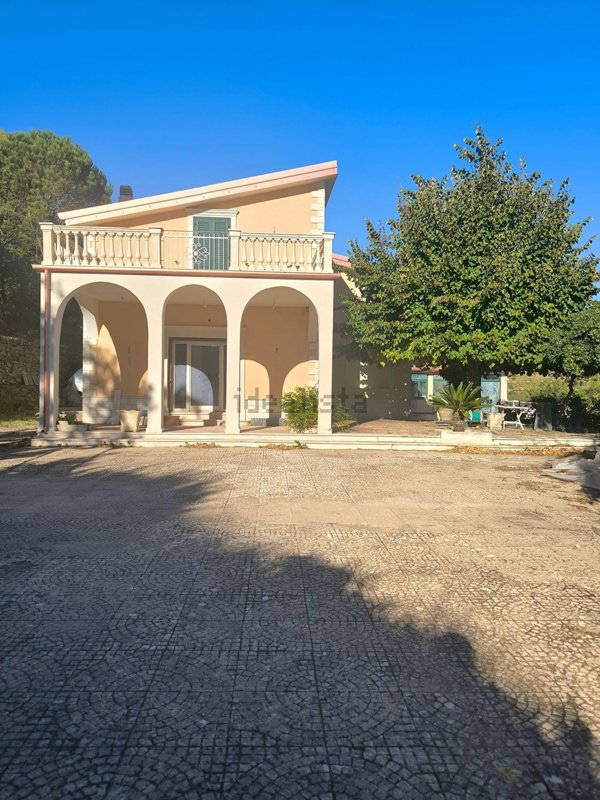casa indipendente in vendita a Piazza Armerina in zona Azzolina
