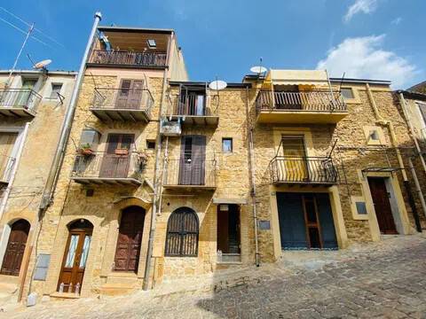 casa indipendente in vendita a Piazza Armerina in zona Azzolina