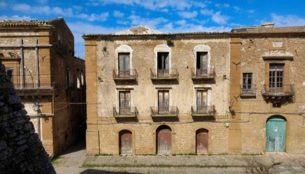 casa indipendente in vendita a Piazza Armerina in zona Azzolina