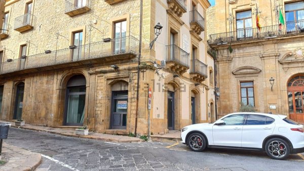 pentavano in vendita a Piazza Armerina in zona Azzolina