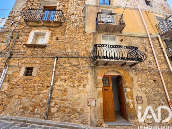 casa indipendente in vendita a Piazza Armerina in zona Azzolina