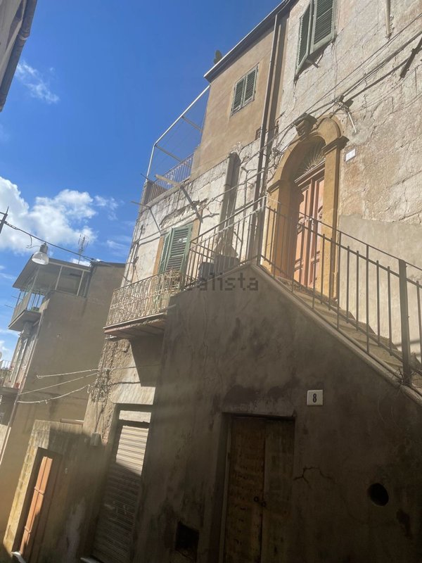 pentavano in vendita a Pietraperzia