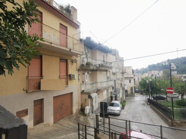 casa indipendente in vendita a Regalbuto