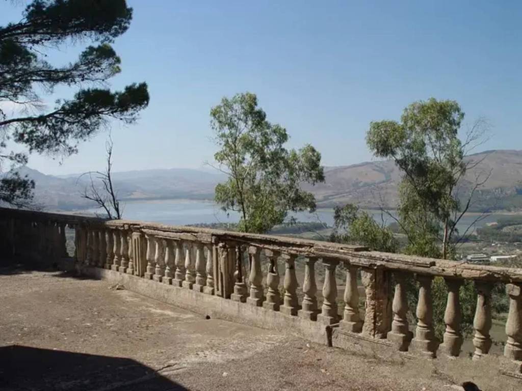 casa indipendente in vendita a Regalbuto