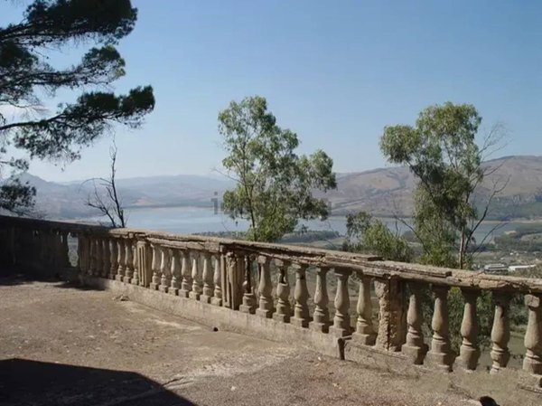 casa indipendente in vendita a Regalbuto