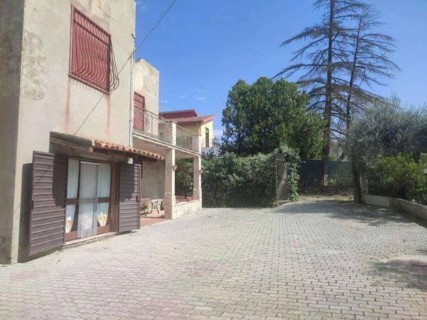 casa indipendente in vendita a Regalbuto