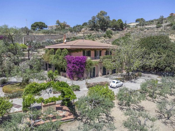 casa indipendente in vendita a Regalbuto