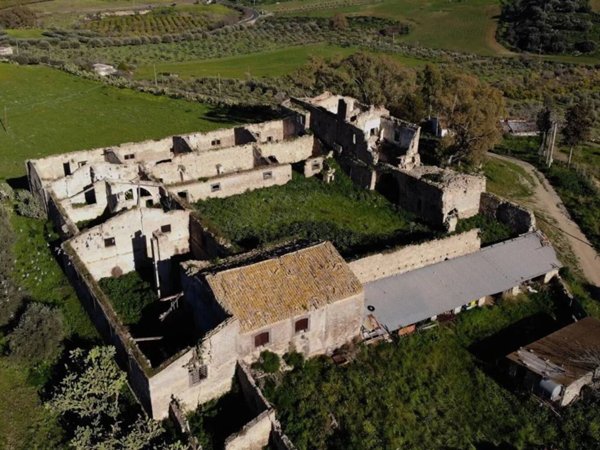 casa indipendente in vendita a Regalbuto