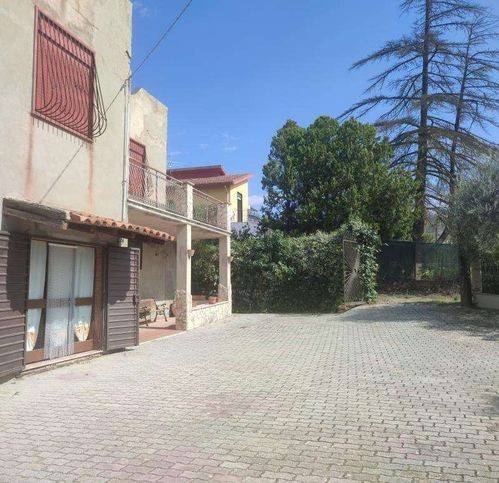 casa indipendente in vendita a Regalbuto