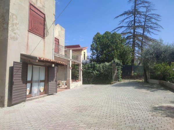 casa indipendente in vendita a Regalbuto