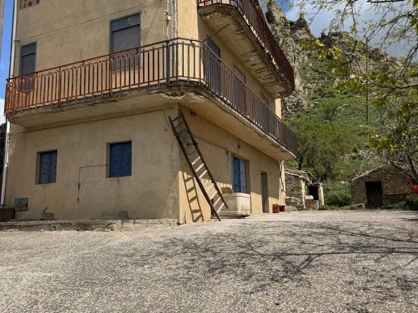 casa indipendente in vendita a Troina
