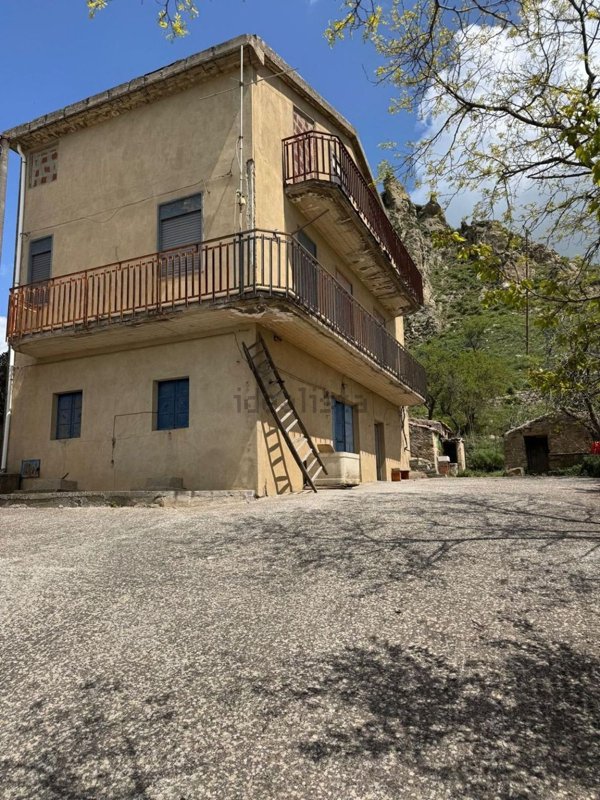 casa indipendente in vendita a Troina