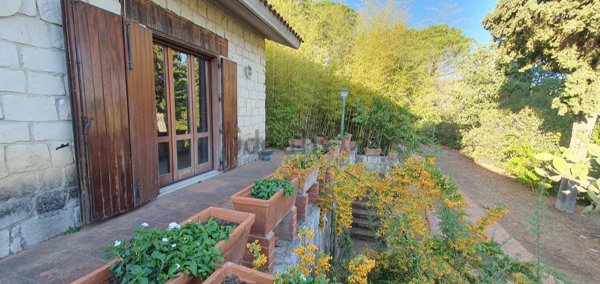 casa indipendente in vendita a Valguarnera Caropepe