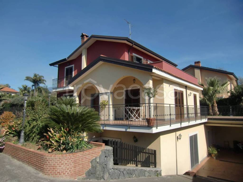 casa indipendente in vendita ad Aci Bonaccorsi