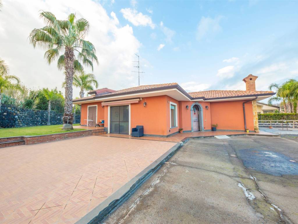 casa indipendente in vendita ad Aci Bonaccorsi