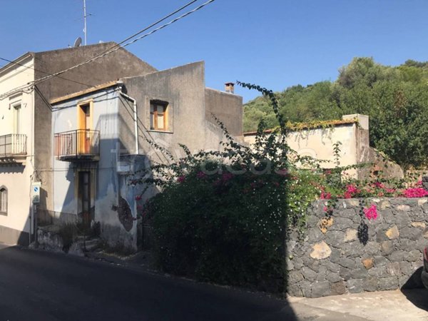 casa indipendente in vendita ad Aci Castello in zona Ficarazzi