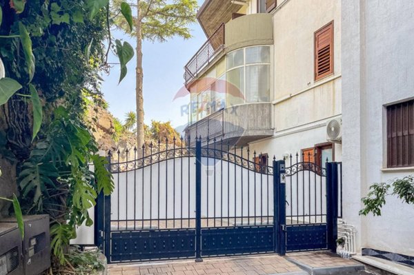 casa indipendente in vendita ad Aci Castello