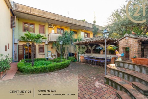 casa indipendente in vendita ad Aci Castello in zona Ficarazzi