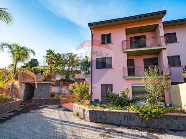 casa indipendente in vendita ad Aci Castello in zona Ficarazzi