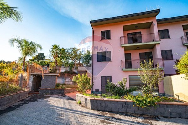 casa indipendente in vendita ad Aci Castello in zona Ficarazzi