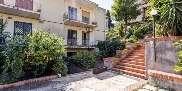 villa in vendita ad Aci Castello in zona Aci Trezza
