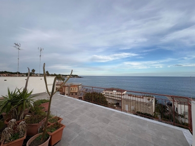 appartamento in vendita ad Aci Castello