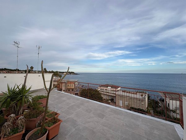 appartamento in vendita ad Aci Castello