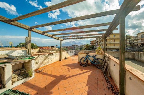 appartamento in vendita ad Aci Castello in zona Aci Trezza