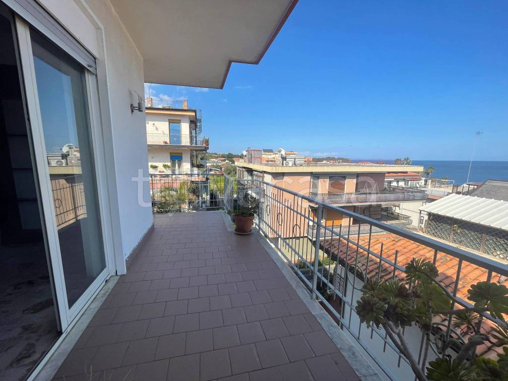 appartamento in vendita ad Aci Castello in zona Aci Trezza
