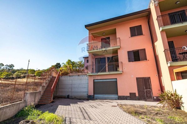 casa indipendente in vendita ad Aci Castello in zona Ficarazzi