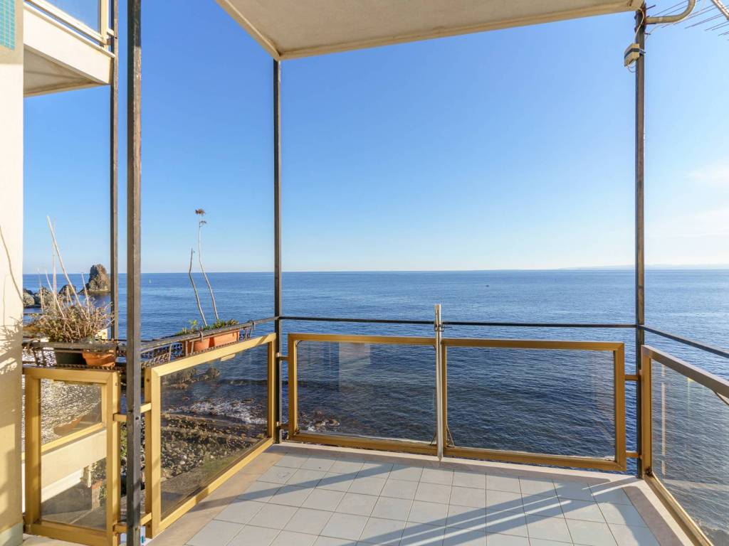 appartamento in vendita ad Aci Castello in zona Aci Trezza