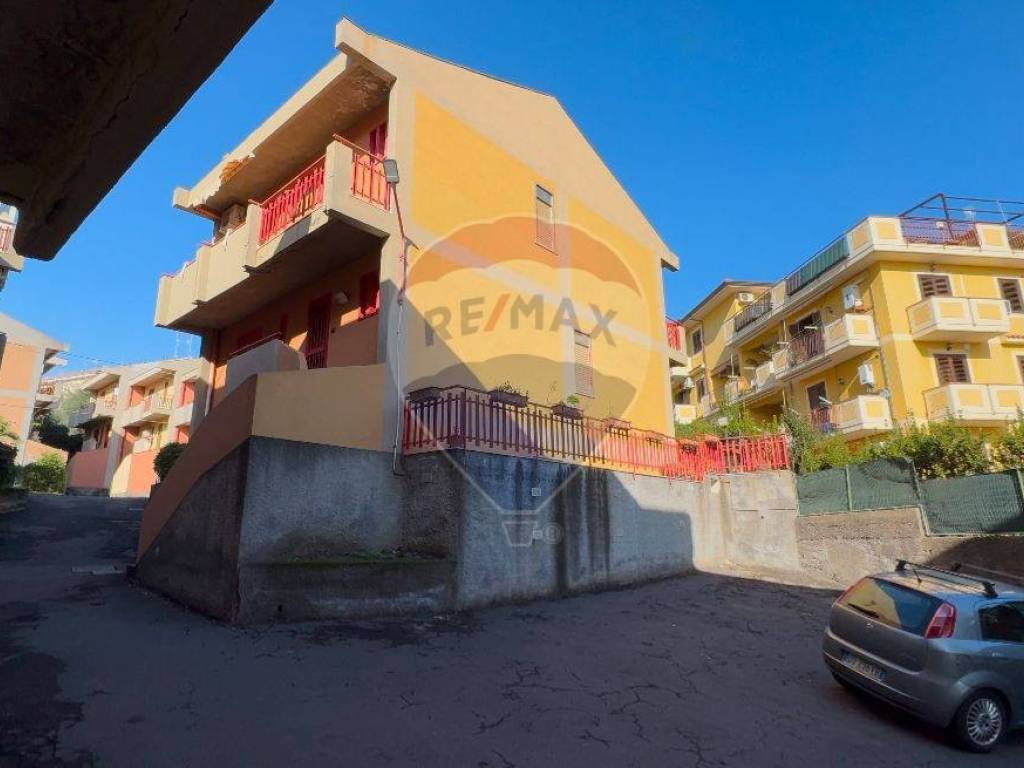 casa indipendente in vendita ad Aci Castello in zona Ficarazzi