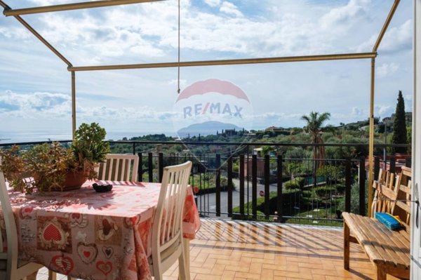 appartamento in vendita ad Aci Castello
