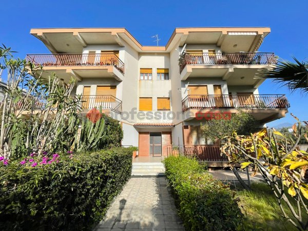 appartamento in vendita ad Aci Castello