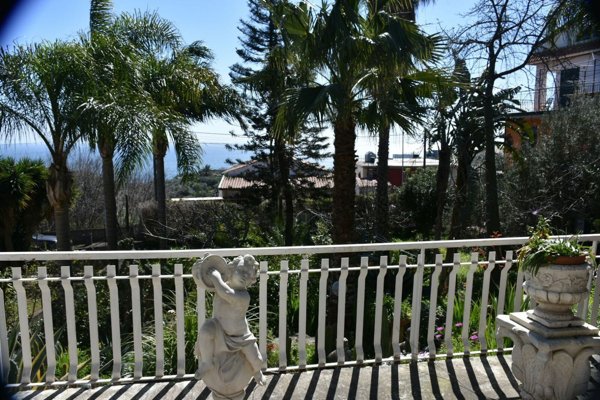 villa in vendita ad Aci Castello in zona Ficarazzi