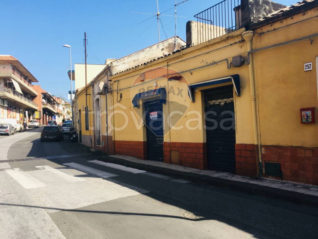 casa indipendente in vendita ad Aci Castello in zona Ficarazzi