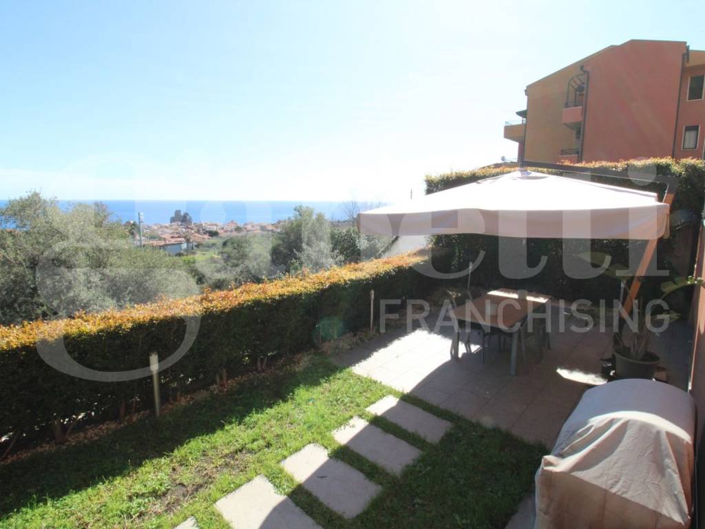 appartamento in vendita ad Aci Castello