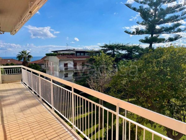 appartamento in vendita ad Aci Castello
