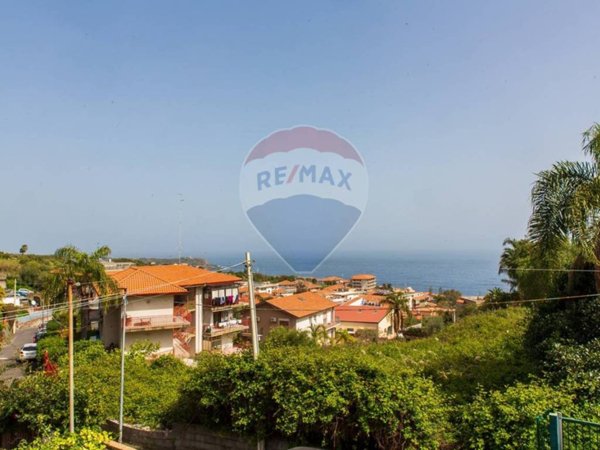 appartamento in vendita ad Aci Castello