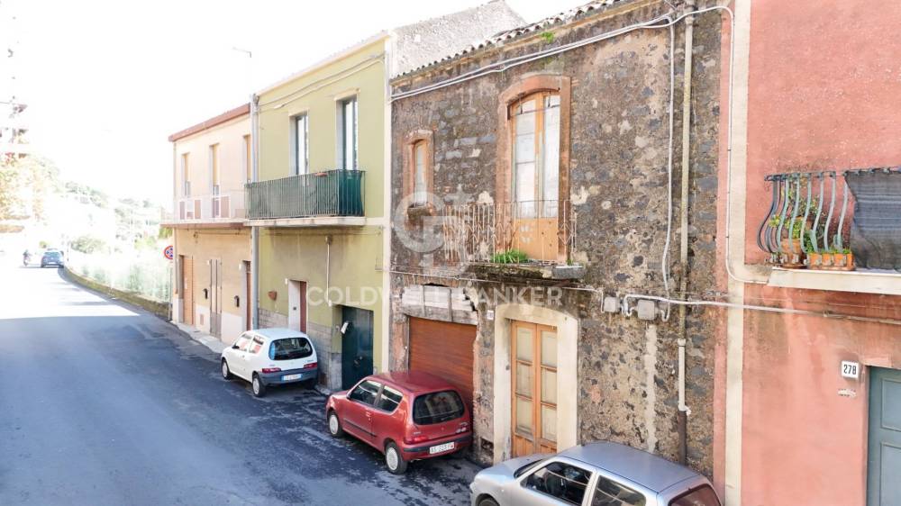 casa indipendente in vendita ad Aci Castello in zona Ficarazzi