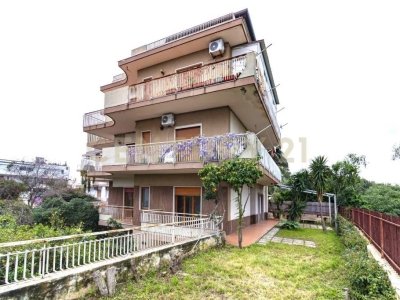appartamento in vendita ad Aci Castello