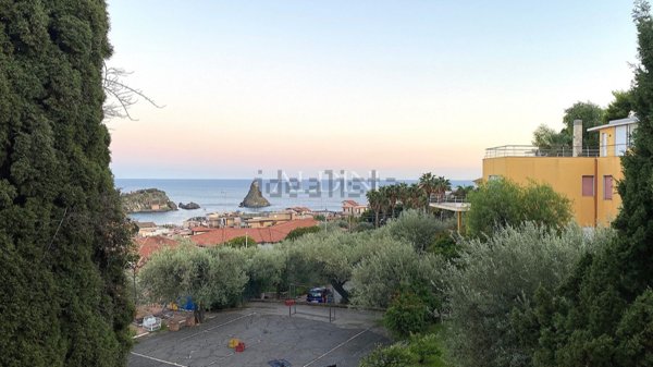 appartamento in vendita ad Aci Castello
