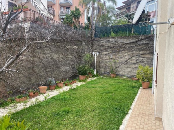 appartamento in vendita ad Aci Castello