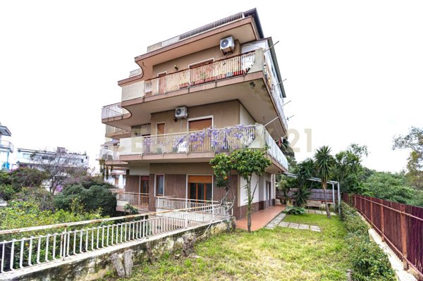 appartamento in vendita ad Aci Castello