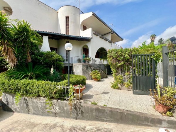 casa indipendente in vendita ad Aci Castello