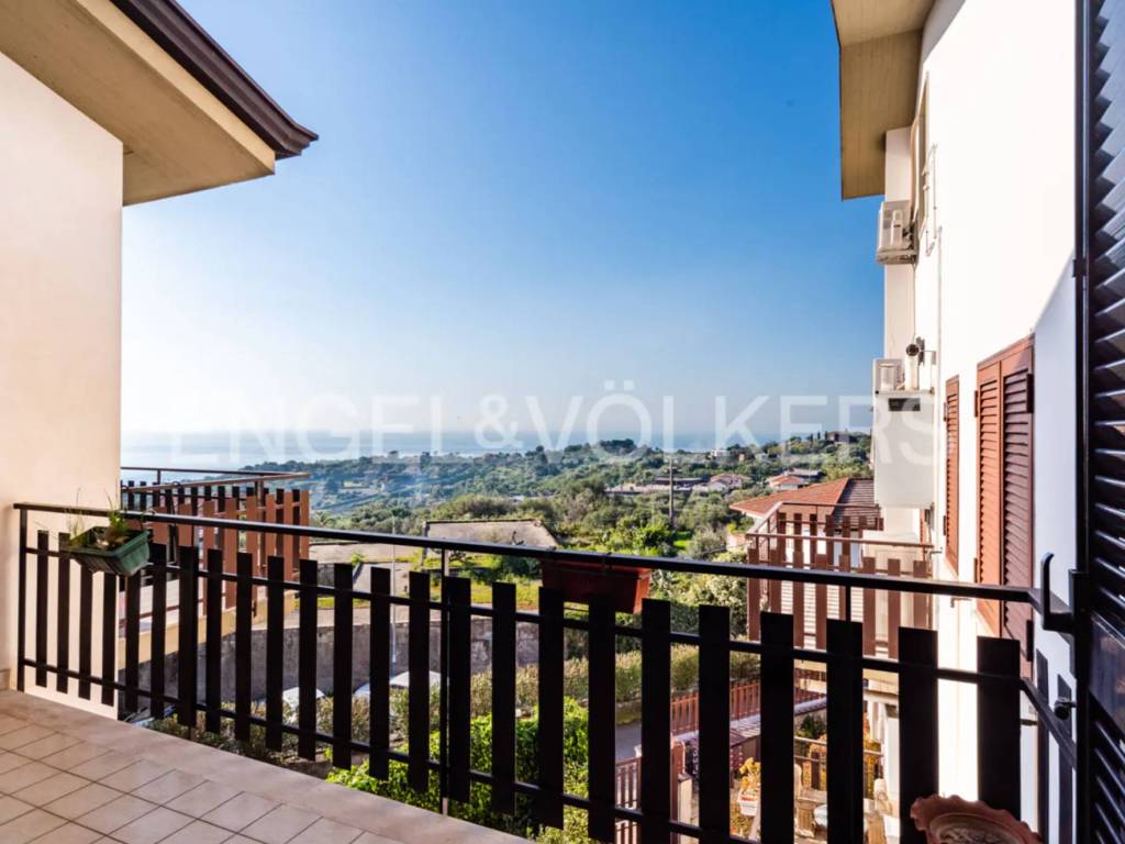 appartamento in vendita ad Aci Castello in zona Ficarazzi